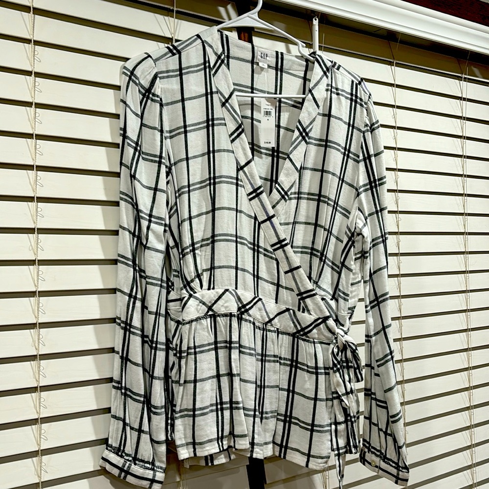 Gap medium NWT blouse. Gathered, and buttoned at the wrist.